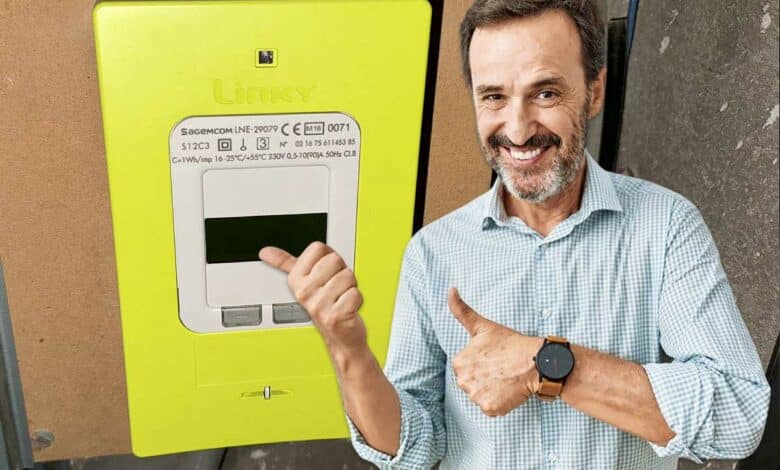 Un homme montre un compteur Linky.