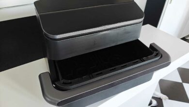 Un airfryer posé sur le plan de travail.