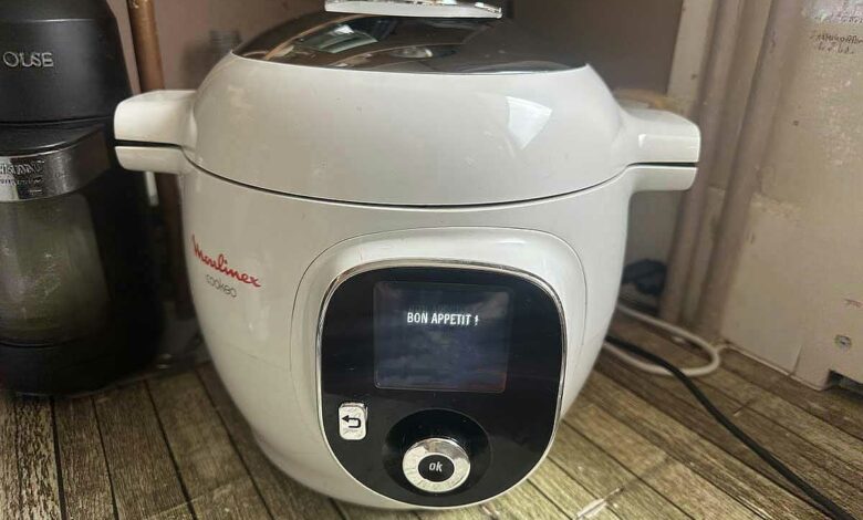 Un Cookeo sur le plan de travail de la cuisine.