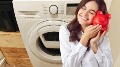 Un lave-linge dans une buanderie et une femme tenant une tirelire.