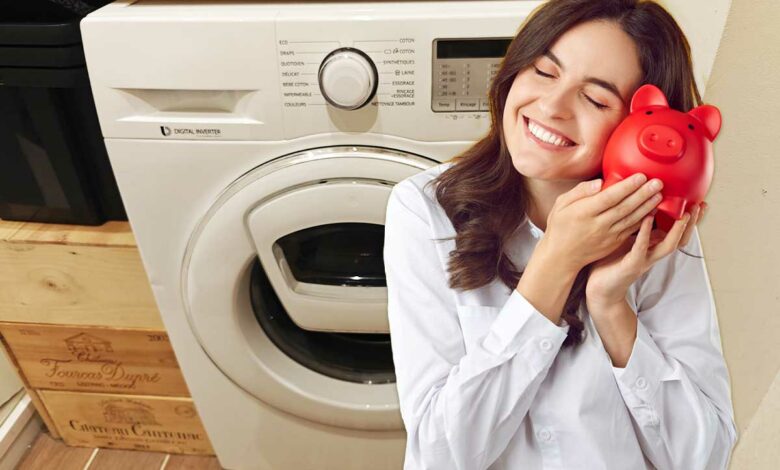 Un lave-linge dans une buanderie et une femme tenant une tirelire.