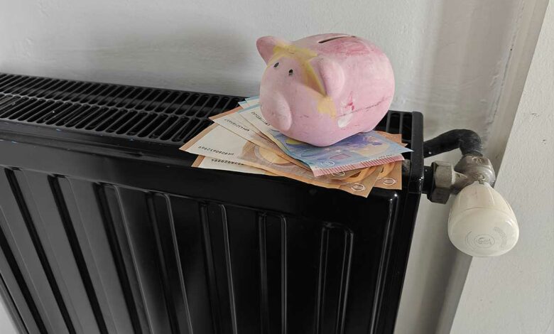 Un chauffage avec des billets et une tirelire.