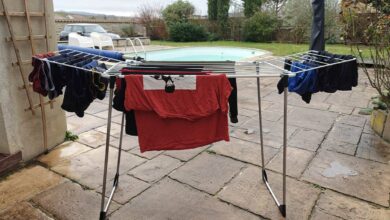 Du linge sèche sur un tancarville.