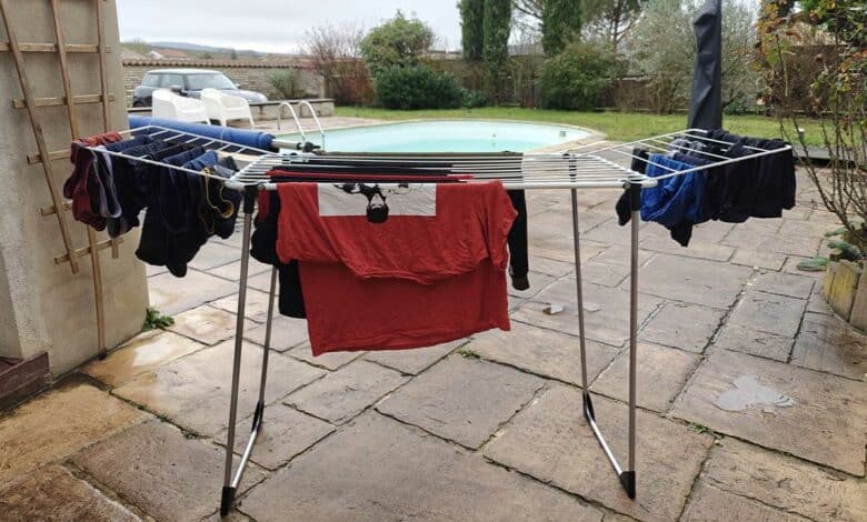 Du linge sèche sur un tancarville.