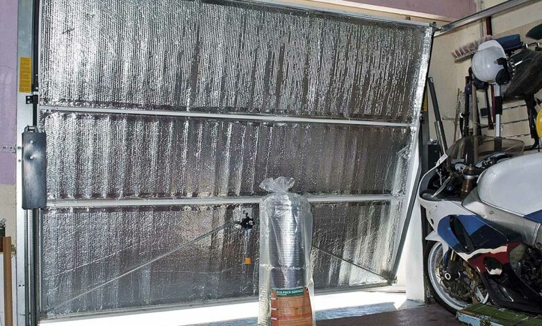 Une porte de garage isolée.