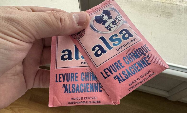 Des sachets de levure chimique.