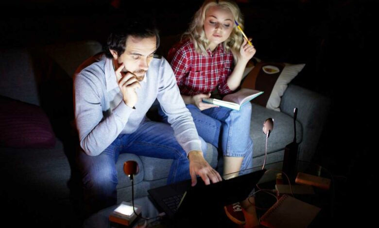 Un couple lors d'une panne d'électricité.