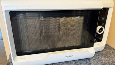 Un four micro ondes dans une cuisine.