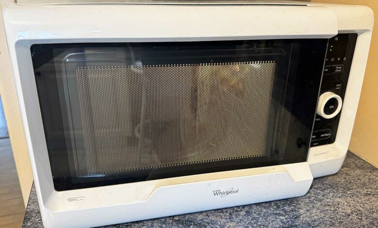 Un four micro ondes dans une cuisine.