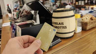 Un paiement de restaurant au comptoir.
