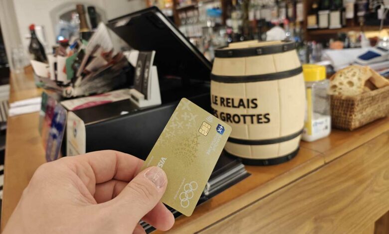 Un paiement de restaurant au comptoir.