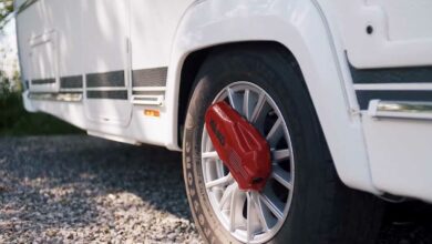 Un sabot antivol sur une roue de camping car.