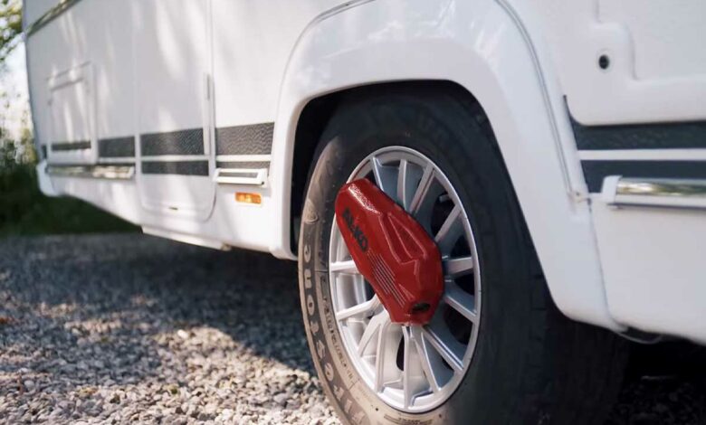 Un sabot antivol sur une roue de camping car.