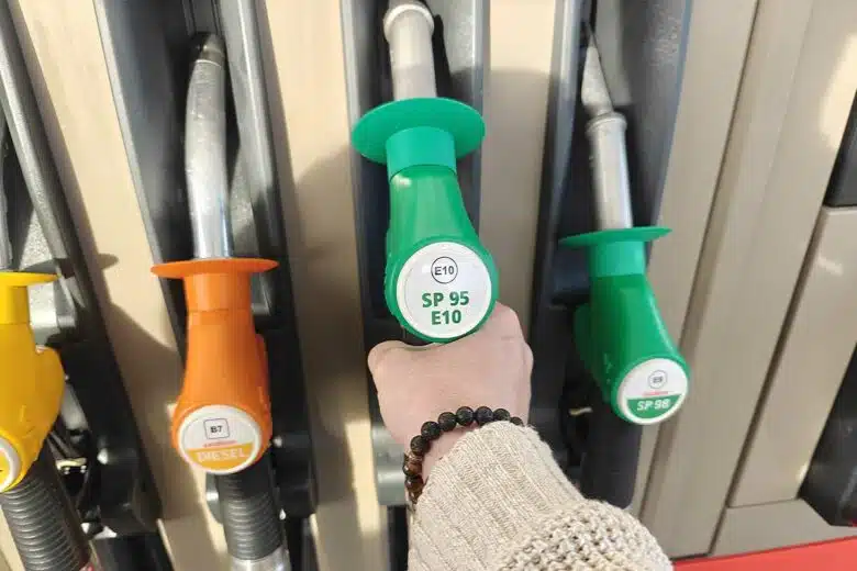 Une personne prend un pistolet d'essence à la pompe.