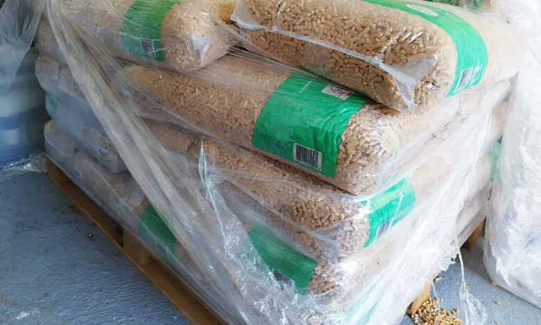 Une palette de pellets de bois.