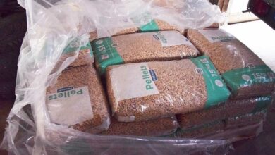 Des pellets en sacs stockés dans un abri.