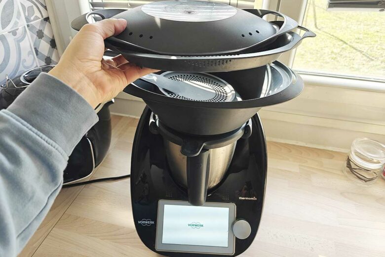 Une personne va utiliser un Thermomix.