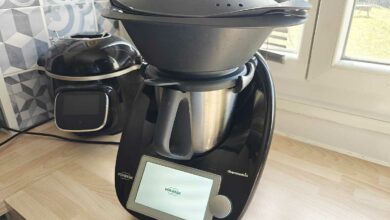 Un Thermomix sur un plan de travail dans une cuisine.