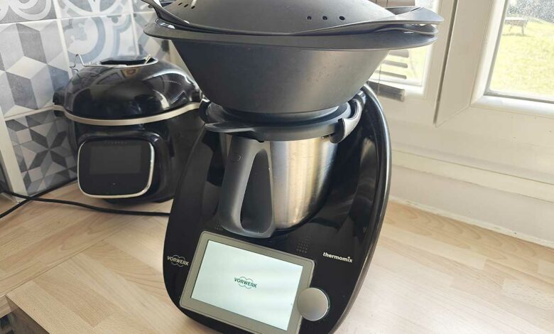 Un Thermomix sur un plan de travail dans une cuisine.