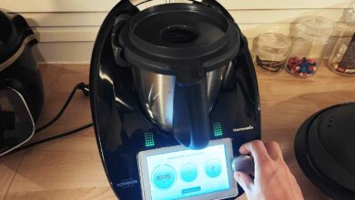 Une personne utilise un Thermomix.