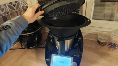 Une personne manipule un Thermomix.