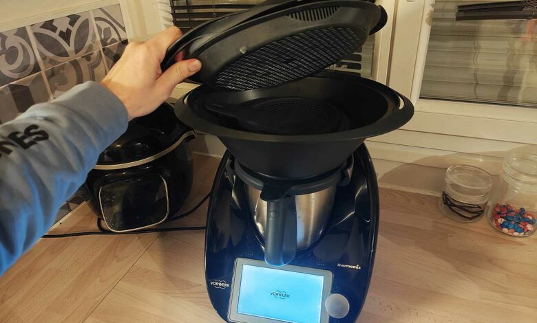 Une personne manipule un Thermomix.