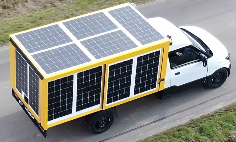 Un véhicule électrique avec des panneaux solaires.