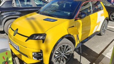 La Renault 5 E-Tech dans sa robe jaune.
