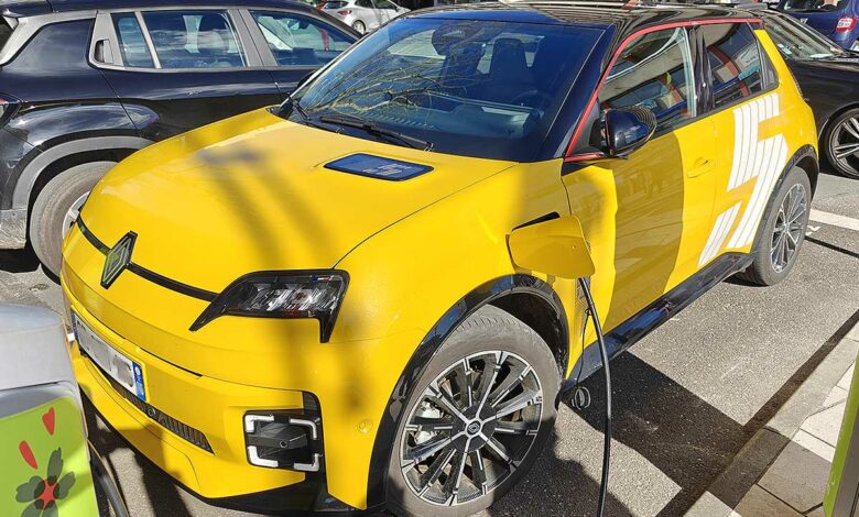 La Renault 5 E-Tech dans sa robe jaune.
