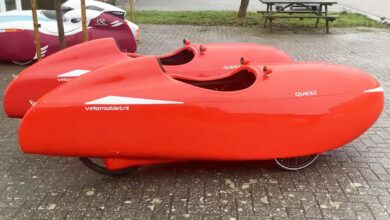 Des vélomobiles Velomobiel.nl sur le parking de l'atelier.