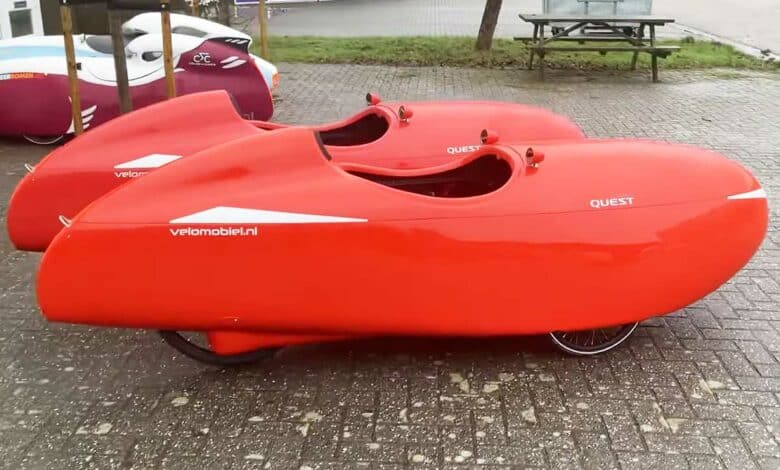 Des vélomobiles Velomobiel.nl sur le parking de l'atelier.