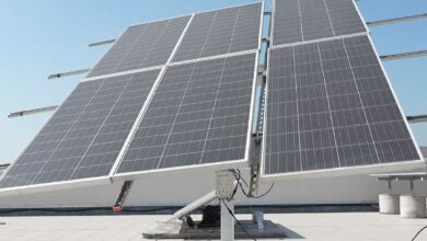 Un tracker solaire avec 6 panneaux.