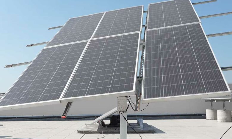 Un tracker solaire avec 6 panneaux.