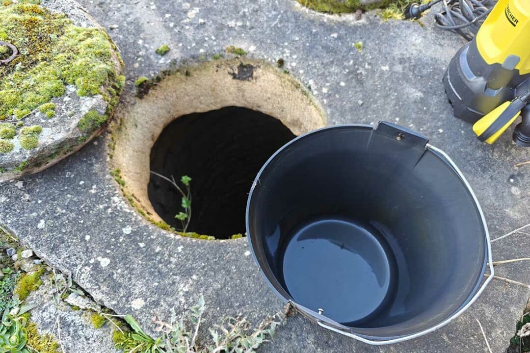 Un puits d'eau au fond du jardin.