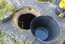 Un puits d'eau au fond du jardin.