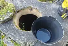 Un puits d'eau au fond du jardin.