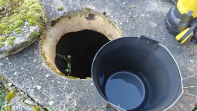 Un puits d'eau au fond du jardin.