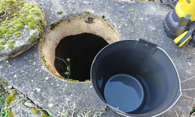 Un puits d'eau au fond du jardin.