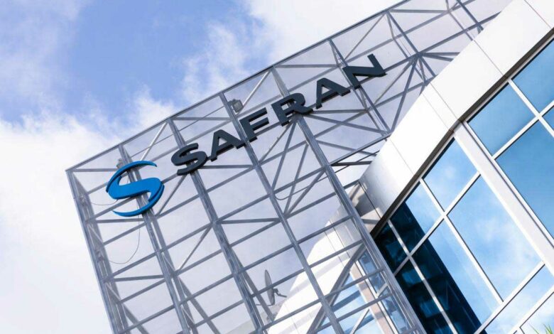 Un bâtiment avec le logo de Safran.
