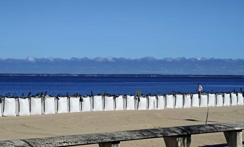 Des sacs de sable sur une plage pour limiter la montée des eaux.