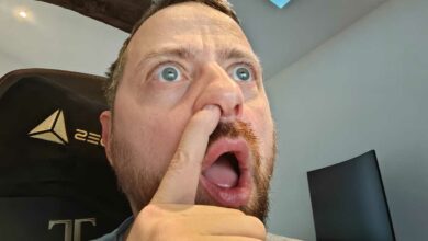Un homme avec le doigt dans le nez.