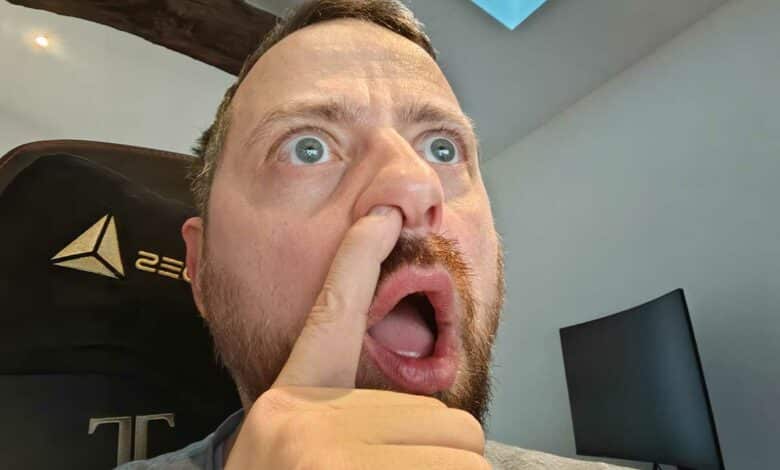 Un homme avec le doigt dans le nez.