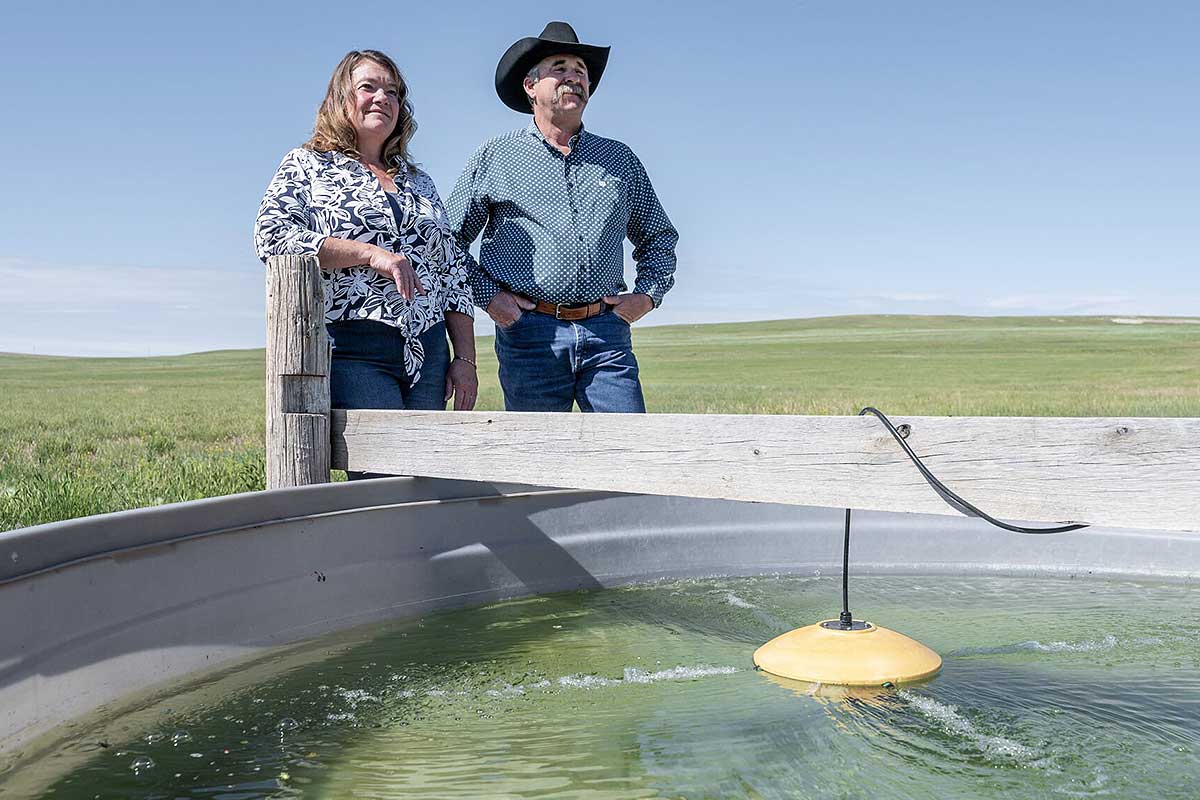 Le couple Otwell devant un abreuvoir équipé du Water Rippler.