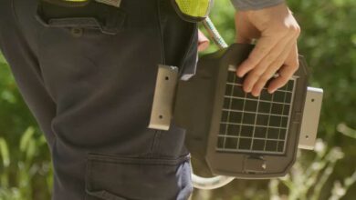 Un technicien tient en main un boitier Gridscope.