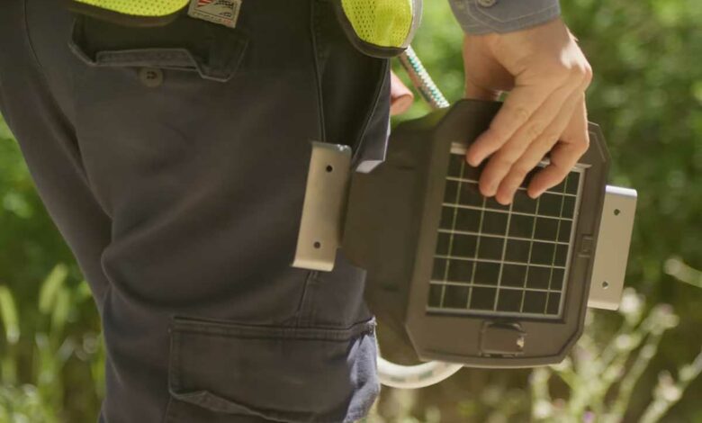 Un technicien tient en main un boitier Gridscope.
