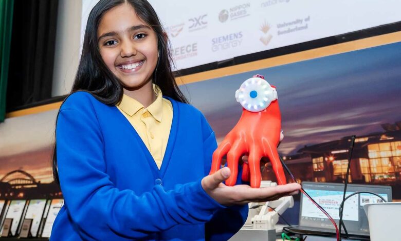Une jeune fille présentant son invention, un bracelet lumineux.