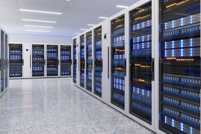 Un datacenter avec des rangées de serveurs.