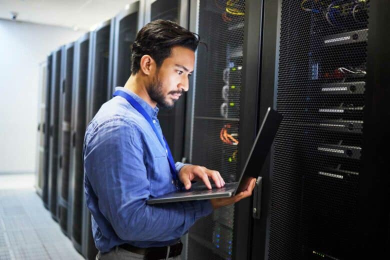 Un homme travaillant dans un datacenter.