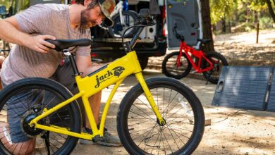 Un homme recharge son vélo électrique avec un kit de panneaux solaires.