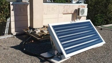 Un chauffe-eau solaire installé sur un toit plat.